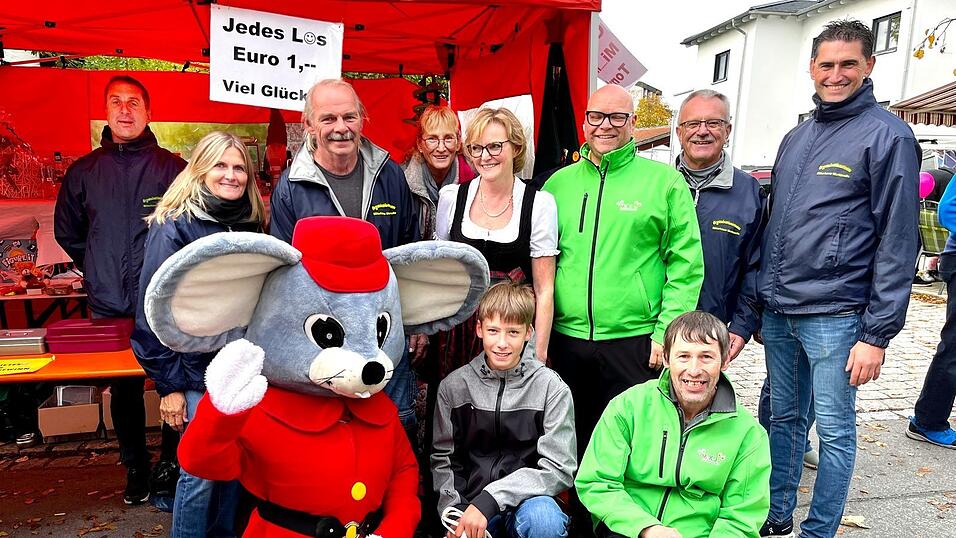 Das Organisationsteam zeigt sich hochzufrieden vor dem eigenen Tombola-Stand, der zum Schluss nahezu komplett abgeräumt war (hintere Reihe von links): Zweiter Bürgermeister Konrad Feldmeier, Rosi Aumer, Helmut Höglmeier, Angelika Höglmeier, Lydia Fischer, Dominic Rauscher, Heinrich Stenzel, Bürgermeister Andreas Liebl. Das Organisationsteam zeigt sich hochzufrieden vor dem eigenen Tombola-Stand, der zum Schluss nahezu komplett abgeräumt war (hintere Reihe von links): Zweiter Bürgermeister Konrad Feldmeier, Rosi Aumer, Helmut Höglmeier, Angelika Höglmeier, Lydia Fischer, Dominic Rauscher, Heinrich Stenzel, Bürgermeister Andreas Liebl.