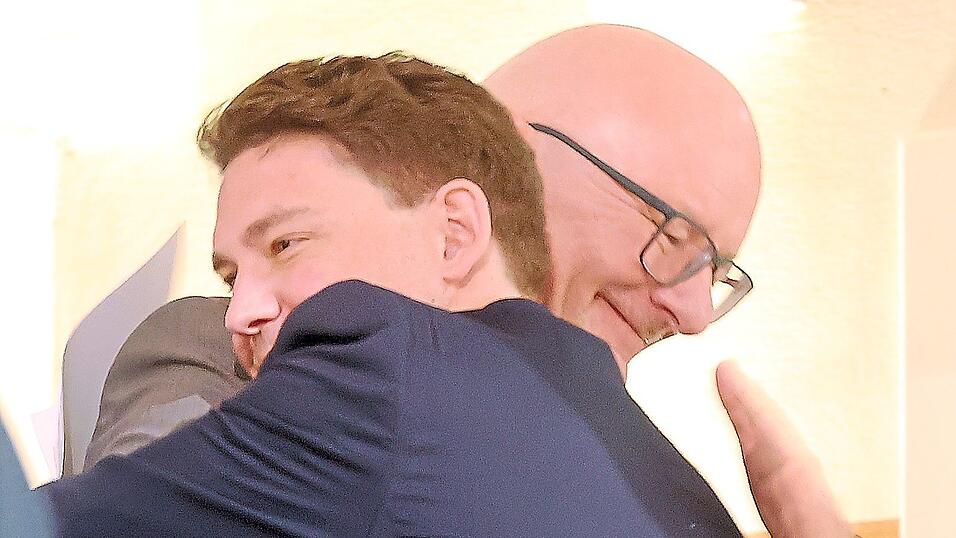 Zweiter Bürgermeister Thomas Haslinger (vorne) und Oberbürgermeister Alexander Putz. Der Rathauschef sieht in Haslinger seinen idealen Nachfolger. Zweiter Bürgermeister Thomas Haslinger (vorne) und Oberbürgermeister Alexander Putz. Der Rathauschef sieht in Haslinger seinen idealen Nachfolger.