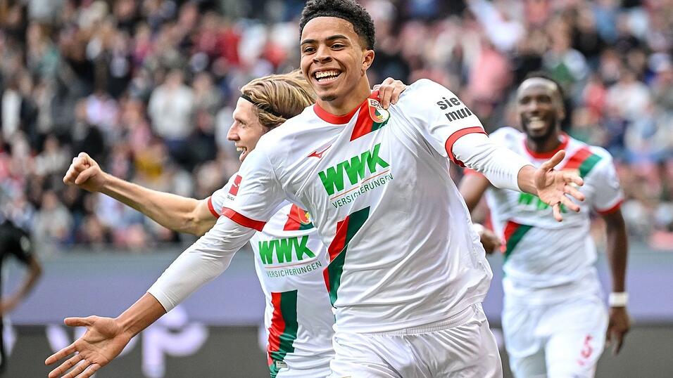 Noahkai Banks bejubelt sein erstes Bundesliga-Tor.