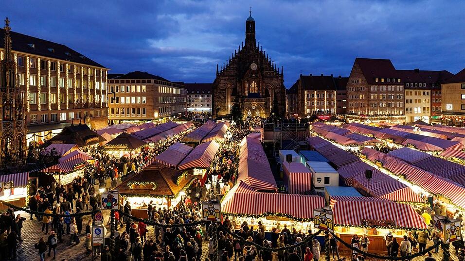 Am Freitagabend startet der diesjährige Christkindlesmarkt in Nürnberg. (Archivbild)