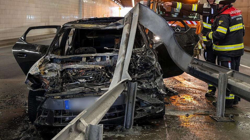 Der Fahrer kollidierte an der Ausfahrt mit der Leitplanke.