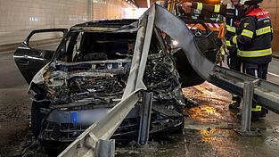 Der Fahrer kollidierte an der Ausfahrt mit der Leitplanke.