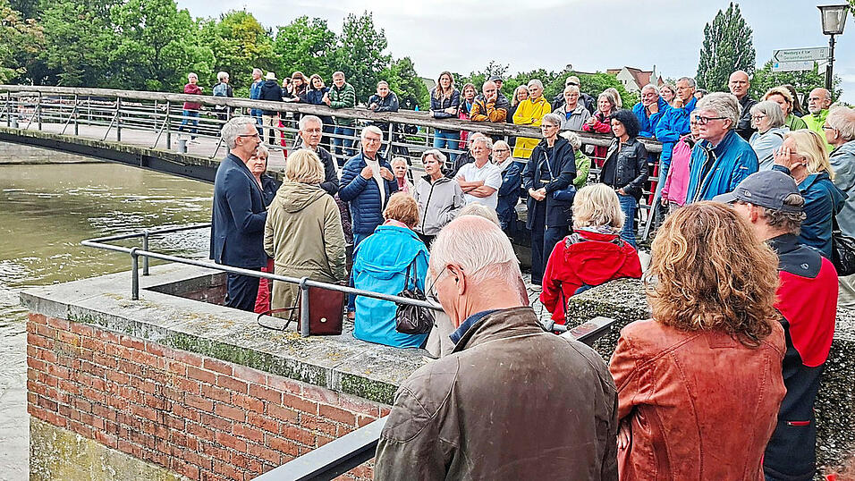 Rund 80 Besucher waren der Einladung zum &bdquo;B&uuml;rgertermin&ldquo; am Isarsteg (mit Blick auf die M&uuml;hleninsel) gefolgt.