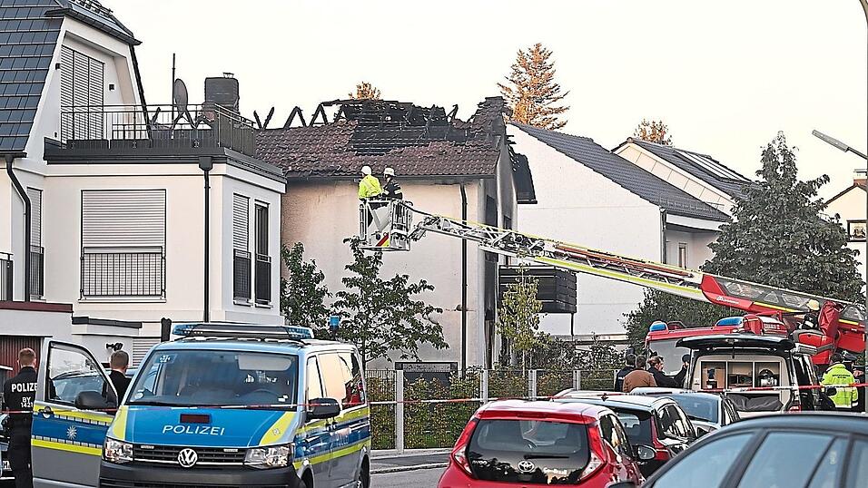 Einsatzkräfte der Feuerwehr und der Polizei am Tatort in Lerchenau. Der 57-jährige Martin P. soll in seinem Elternhaus Feuer gelegt haben. Zuvor griff er seinen Vater, seine Mutter und seine Tochter an. Einsatzkräfte der Feuerwehr und der Polizei am Tatort in Lerchenau. Der 57-jährige Martin P. soll in seinem Elternhaus Feuer gelegt haben. Zuvor griff er seinen Vater, seine Mutter und seine Tochter an.