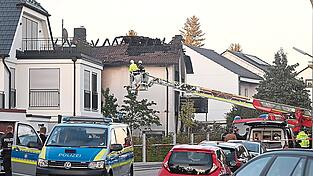 Einsatzkräfte der Feuerwehr und der Polizei am Tatort in Lerchenau. Der 57-jährige Martin P. soll in seinem Elternhaus Feuer gelegt haben. Zuvor griff er seinen Vater, seine Mutter und seine Tochter an.