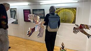 Ihre ganz unterschiedlichen Ansätze präsentieren die Künstler auf Fotografien im Weytterturm.