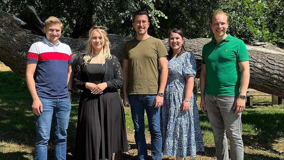 JU-Kreisvorsitzender Johannes Bawidamann, Lea Sauerer, Richard Limmer, Sophie Rothammer und Simon Kreiml (von links). JU-Kreisvorsitzender Johannes Bawidamann, Lea Sauerer, Richard Limmer, Sophie Rothammer und Simon Kreiml (von links).
