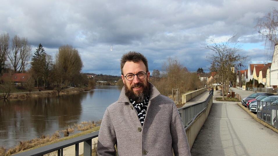 Benedikt Suttner am Regen in Reinhausen. In der Ferne sind von dort die Gewächshäuser der Gärtnerei Hauner zu sehen, wo die Sallerner Regenbrücke vorbeigehen würde. Auch das Regenufer wäre betroffen. Benedikt Suttner am Regen in Reinhausen. In der Ferne sind von dort die Gewächshäuser der Gärtnerei Hauner zu sehen, wo die Sallerner Regenbrücke vorbeigehen würde. Auch das Regenufer wäre betroffen.