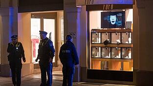 Bei dem Überfall hatten zwei Männer Schmuck im Wert von mehreren Hunderttausend Euro erbeutet. (Archivbild) Bei dem Überfall hatten zwei Männer Schmuck im Wert von mehreren Hunderttausend Euro erbeutet. (Archivbild)