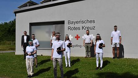 Kreisvorsitzender Werner Bumeder (links) und Kreisgeschäftsführer Andreas Endl (Dritter von rechts) zusammen mit den sechs Studenten, in den kommenden Wochen im Landkreis im Einsatz sind. Kreisvorsitzender Werner Bumeder (links) und Kreisgeschäftsführer Andreas Endl (Dritter von rechts) zusammen mit den sechs Studenten, in den kommenden Wochen im Landkreis im Einsatz sind.