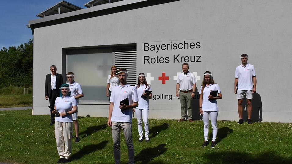 Kreisvorsitzender Werner Bumeder (links) und Kreisgeschäftsführer Andreas Endl (Dritter von rechts) zusammen mit den sechs Studenten, in den kommenden Wochen im Landkreis im Einsatz sind. Kreisvorsitzender Werner Bumeder (links) und Kreisgeschäftsführer Andreas Endl (Dritter von rechts) zusammen mit den sechs Studenten, in den kommenden Wochen im Landkreis im Einsatz sind.