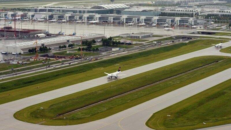 Ein Flugzeug fährt zu einer Startbahn am Flughafen München. Foto: Peter Kneffel/dpa/Archivbild