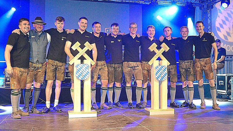 F&uuml;r ihre Verdienste um das Gr&uuml;ndungsfest bekamen die beiden Festleiter Jakob Berlinger (F&uuml;nfter von rechts) und Simon Kammermeier (Vierter von links) je eine Holz-Stele.