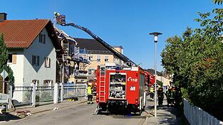 In der Hochstraße in Landau rücken Einsatzkräfte von drei Feuerwehren zum Brandherd im Dachstuhl eines Wohnhauses vor