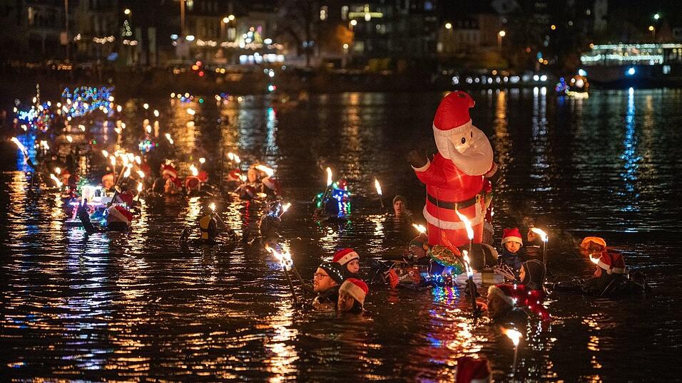 Für das besondere Ereignis legten die rund 100 Schwimmer eine rund 1,8 Kilometer Strecke zurück.