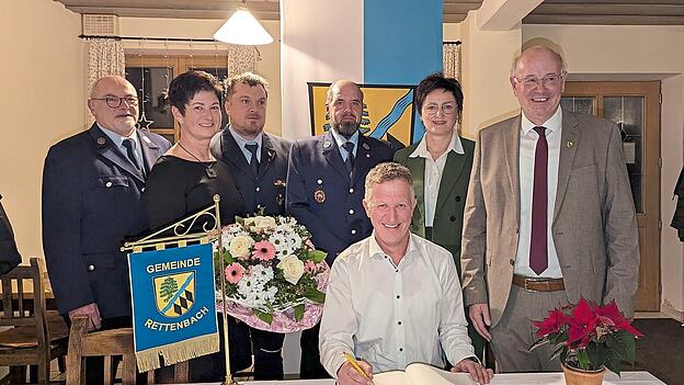 Der j&uuml;ngste Tr&auml;ger der Rettenbacher B&uuml;rgermedaille, Stefan Bauer, bei seinem Eintrag in das goldene Buch der Gemeinde.