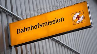 Die Hilfe der Bahnhofsmissionen in Bayern ist immer &ouml;fter gefragt. (Archivbild)