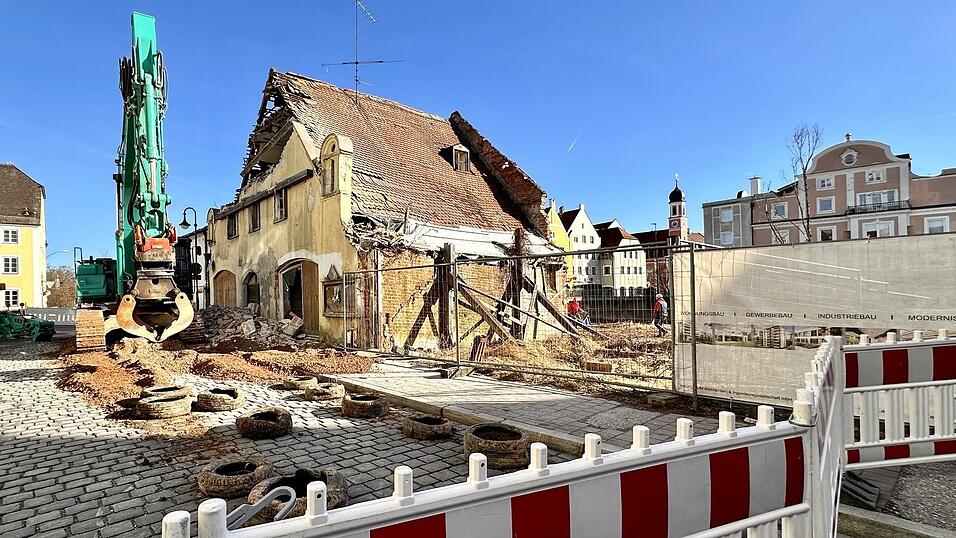 Am Montag hat der Giebel-Abriss der Wagnergasse 2 in Landshut begonnen.