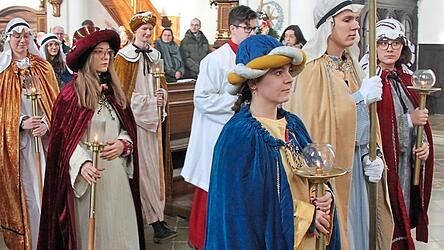 In einem langen Zug zogen die Sternsinger in die Stadtpfarrkirche ein.