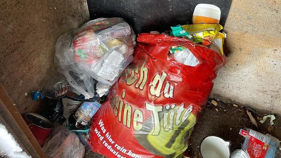 Der Winterraum der Knorrhütte: Hier wurden nicht nur Müll und Alkoholflaschen vorgefunden.