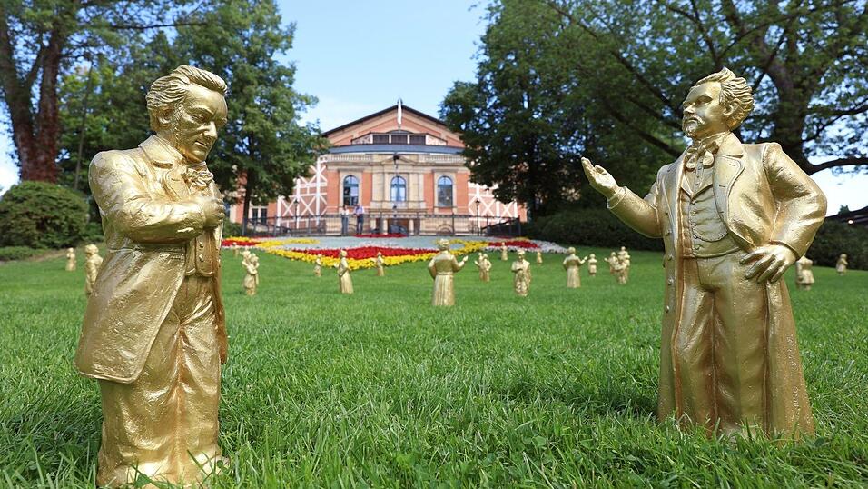 Skulpturen des Künstlers Ottmar Hörl, welche Richard Wagner und seinen Förderer, König Ludwig II. (rechts) darstellen, stehen vor dem Festspielhaus Bayreuth. (Archivbild)