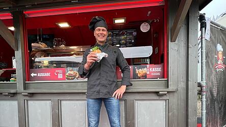 Werner Franzl vor seinem Stand. Seit f&uuml;nf Jahren verkauft er den Landshutern Leberk&auml;se - und mittlerweile immer h&auml;ufiger vegane Alternativen.