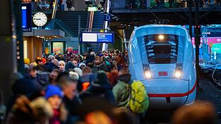 Die Deutsche Bahn muss laut einem Beschluss der Bundesnetzagentur auf hochbelasteten Strecken im Fernverkehr mehr Platz für die Konkurrenz machen. (Archivbild) Die Deutsche Bahn muss laut einem Beschluss der Bundesnetzagentur auf hochbelasteten Strecken im Fernverkehr mehr Platz für die Konkurrenz machen. (Archivbild)