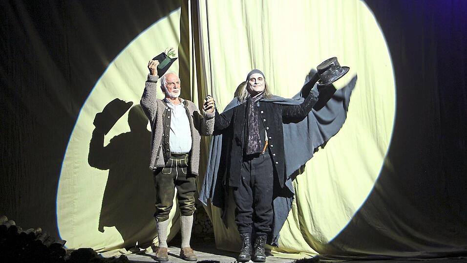 Diese Saison ist die letzte f&uuml;r den 'Brandner Kaspar und das ewig' Leben'. Der Abschied f&auml;llt schwer, vor allem die Hauptdarsteller Walter Kolbeck (l.) und Ernst Martin verschmelzen geradezu mit ihren Figuren.