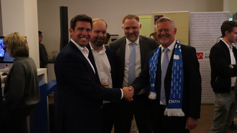 Die Spitzenreiter aus den Stimmkreisen Regensburg: Jürgen Eberwein (CSU, rechts) und Patrick Grossmann (CSU,links) liegen in Stadt und Land vorne. Die Spitzenreiter aus den Stimmkreisen Regensburg: Jürgen Eberwein (CSU, rechts) und Patrick Grossmann (CSU,links) liegen in Stadt und Land vorne.