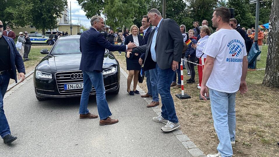 Höcke am Samstag in Neutraubling. Ihn begrüßt MdL Roland Magerl, im Hintergrund Katrin Ebner-Steiner und Dieter Arnold. Höcke am Samstag in Neutraubling. Ihn begrüßt MdL Roland Magerl, im Hintergrund Katrin Ebner-Steiner und Dieter Arnold.
