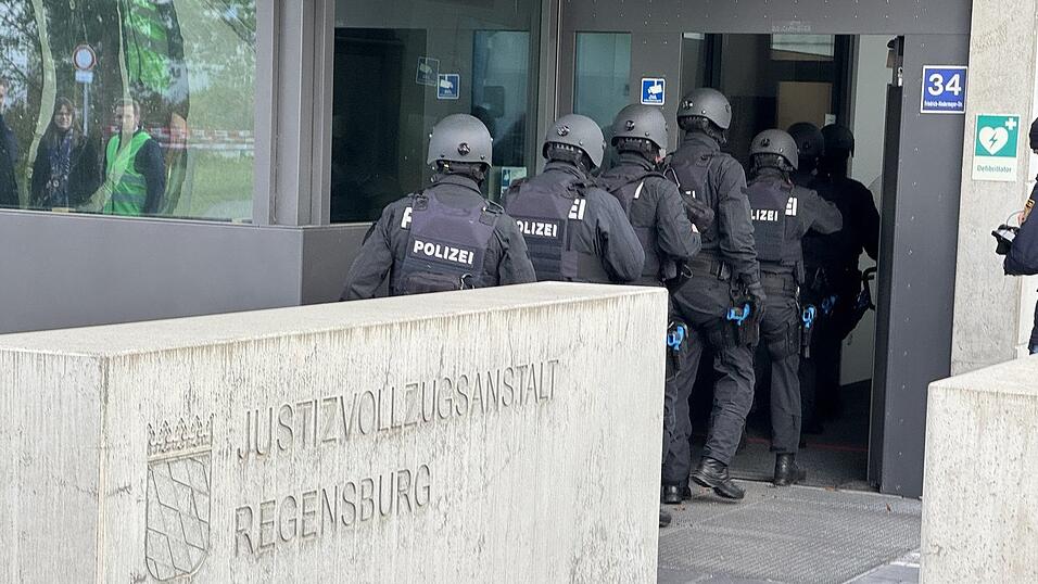 In kleineren Trupps sind am Dienstag etwa 250 Einsatzkräfte in die JVA Regensburg marschiert. In kleineren Trupps sind am Dienstag etwa 250 Einsatzkräfte in die JVA Regensburg marschiert.