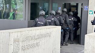 In kleineren Trupps sind am Dienstag etwa 250 Einsatzkräfte in die JVA Regensburg marschiert. In kleineren Trupps sind am Dienstag etwa 250 Einsatzkräfte in die JVA Regensburg marschiert.