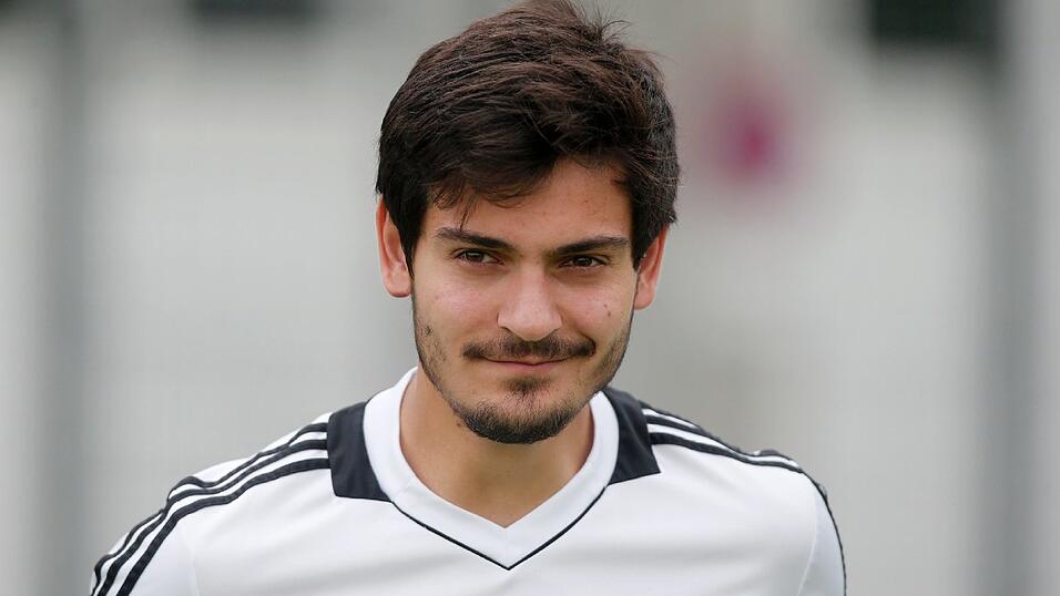 Jonas Hummels muss nach diversen Verletzungen seine Fußball-Karriere beenden. Jonas Hummels muss nach diversen Verletzungen seine Fußball-Karriere beenden.