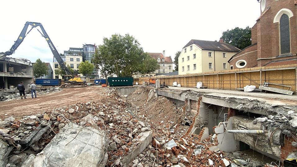Ein gro&szlig;es Eck vom Woolworth-Geb&auml;ude ist weg: So sieht es am Freitagvormittag am Steiner-Thor-Platz aus.