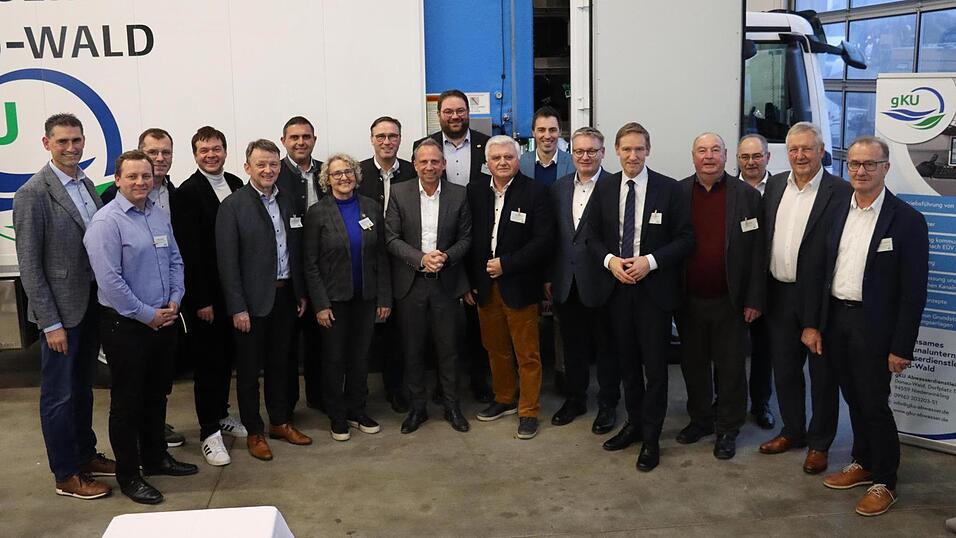 Thorsten Glauber, Staatsminister für Umwelt und Verbraucherschutz, (9.v.l.), Johann Buchmeier, Vorsitzender des gKU, (rechts), Regierungspräsident Rainer Haslbeck (5.v.r.), und Ludwig Waas, Bürgermeister von Niederwinkling und Verwaltungsratsvorsitzender des gKU (8.v.r.) mit Mitgliedern des Landtags und Bürgermeistern der 17 Kommunen des gKU bei der Übergabe des Fahrzeugs. Thorsten Glauber, Staatsminister für Umwelt und Verbraucherschutz, (9.v.l.), Johann Buchmeier, Vorsitzender des gKU, (rechts), Regierungspräsident Rainer Haslbeck (5.v.r.), und Ludwig Waas, Bürgermeister von Niederwinkling und Verwaltungsratsvorsitzender des gKU (8.v.r.) mit Mitgliedern des Landtags und Bürgermeistern der 17 Kommunen des gKU bei der Übergabe des Fahrzeugs.