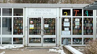 Die 68 Jahre alte Grundschule St. Peter und Paul besuchen aktuell 380 Kinder in vier Z&uuml;gen. Ausgelegt ist sie auf drei Z&uuml;ge.