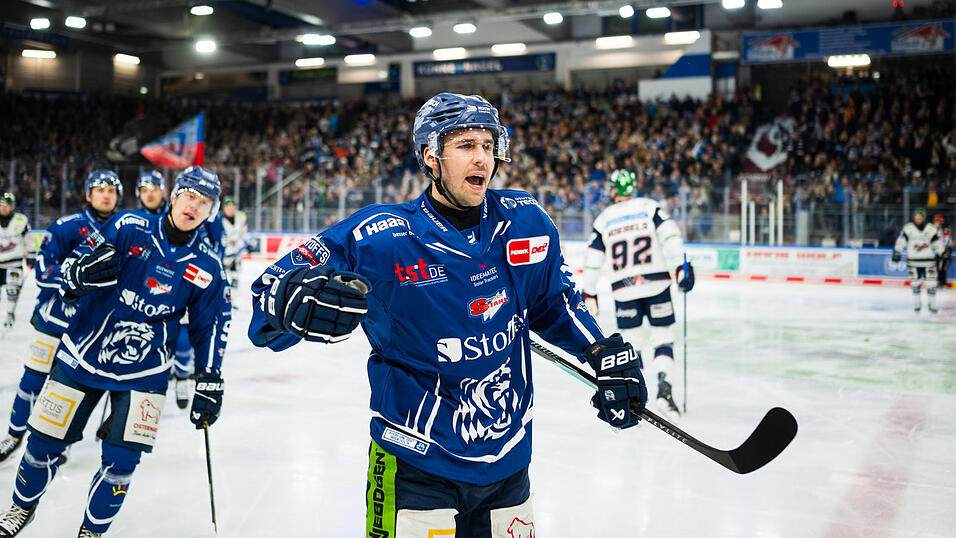 Straubings Stürmer Tim Fleischer bejubelt seinen 1:0-Führungstreffer zum Serienauftakt gegen die Eisbären Berlin, nach nur 44 gespielten Sekunden am Dienstagabend. Straubings Stürmer Tim Fleischer bejubelt seinen 1:0-Führungstreffer zum Serienauftakt gegen die Eisbären Berlin, nach nur 44 gespielten Sekunden am Dienstagabend.