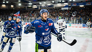Straubings St&uuml;rmer Tim Fleischer bejubelt seinen 1:0-F&uuml;hrungstreffer zum Serienauftakt gegen die Eisb&auml;ren Berlin, nach nur 44 gespielten Sekunden am Dienstagabend.