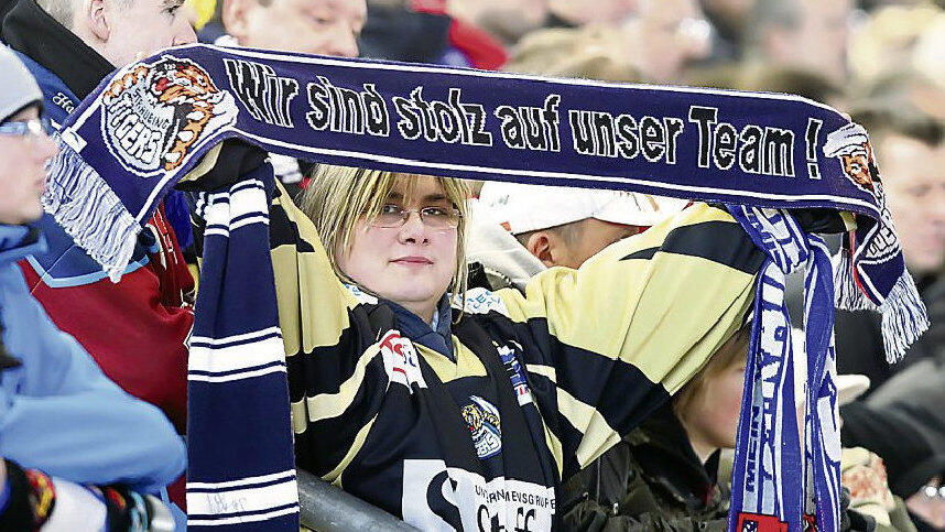 Die Straubinger können stolz sein auf 'ihre' Tigers. Mit dem Kauf einer Dauerkarte kann jeder Fan schon vor Saisonstart zur besseren Planungssicherheit des DEL-Klubs beitragen. (Foto: Schindler)