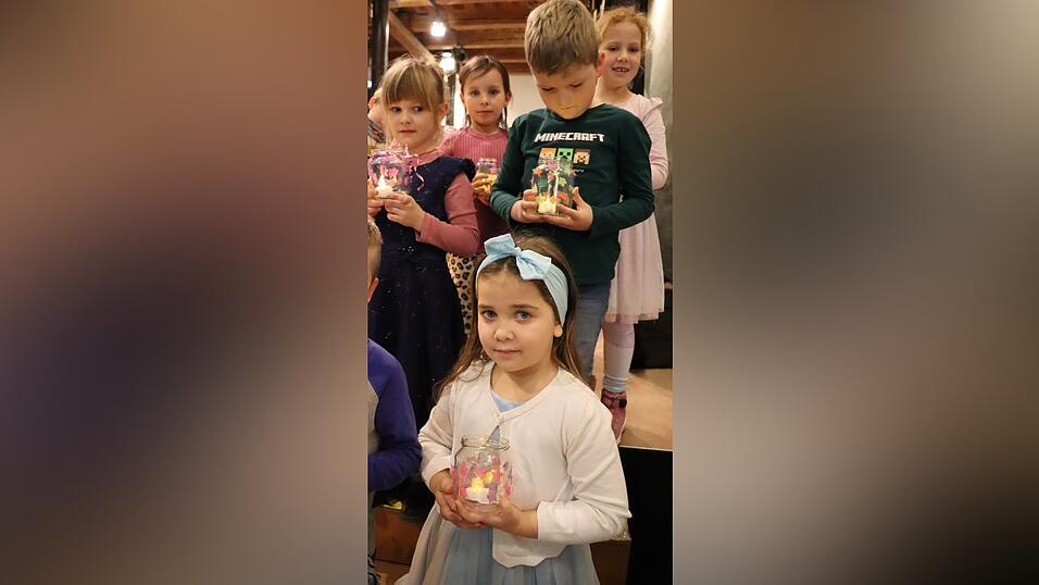 Kleines Licht: Die Erstklässler aus Degernbach behüteten und tanzten mit ihren Windlichtern. Kleines Licht: Die Erstklässler aus Degernbach behüteten und tanzten mit ihren Windlichtern.
