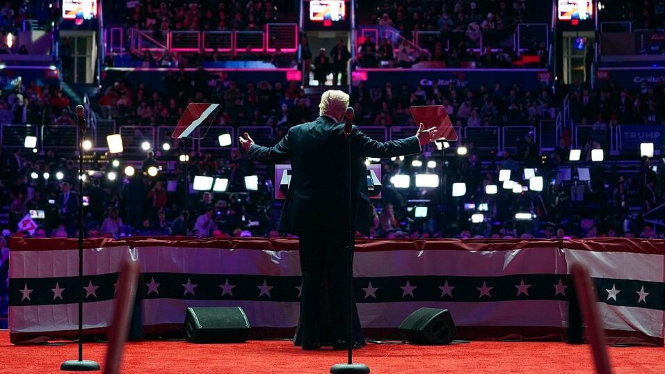 Donald Trump macht seinen Anhängern große Hoffnungen auf einen radikalen Politikwechsel. Donald Trump macht seinen Anhängern große Hoffnungen auf einen radikalen Politikwechsel.