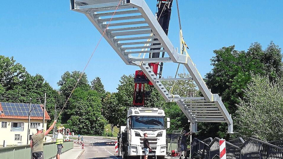 Die zweite Treppe für die Isarbrücke bei Volkmannsdorf ist eingetroffen. Damit ist immerhin noch in der Ferienzeit die Radwegverbindung von Moosburg in Richtung Landshut wieder geschlossen. Die zweite Treppe für die Isarbrücke bei Volkmannsdorf ist eingetroffen. Damit ist immerhin noch in der Ferienzeit die Radwegverbindung von Moosburg in Richtung Landshut wieder geschlossen.