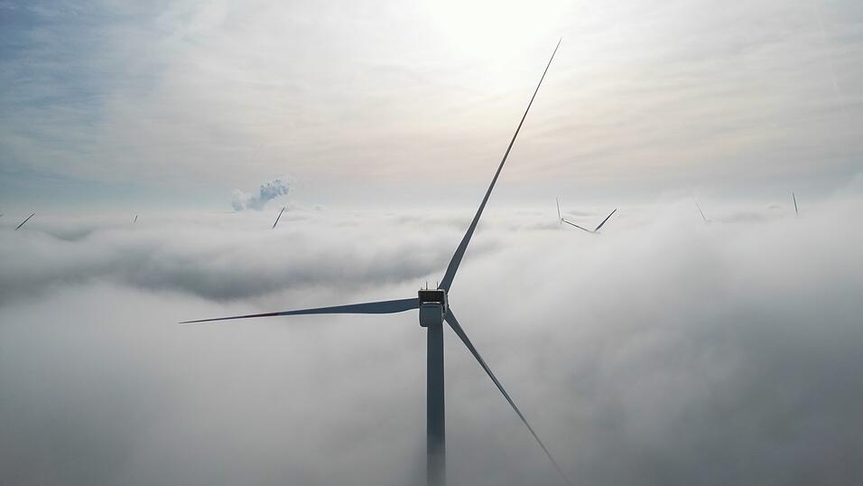 Noch liegt viel Nebel über der Thematik. Im Zug der Energiewende sollen mehr Windkraftanlage entstehen. Doch gerade in touristisch geprägten Gebieten des Landkreises überwiegen die Vorbehalte.