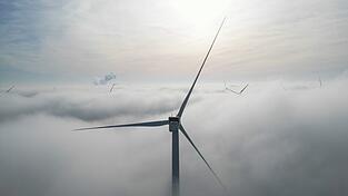 Noch liegt viel Nebel über der Thematik. Im Zug der Energiewende sollen mehr Windkraftanlage entstehen. Doch gerade in touristisch geprägten Gebieten des Landkreises überwiegen die Vorbehalte.