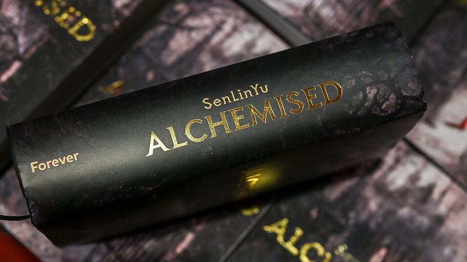 &laquo;Alchemised&raquo; beruht urspr&uuml;nglich auf einer Fanfiction, die umgearbeitet wurde, nun besteht der Roman als eigenst&auml;ndiges Werk.