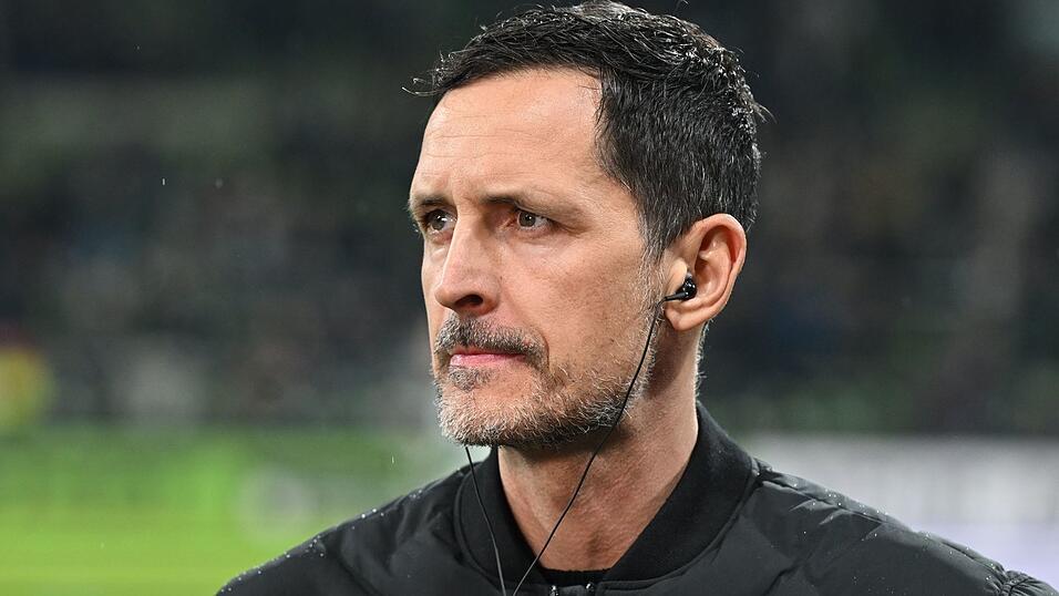 Angespannt vor dem Anpfiff: Frankfurts Trainer Dino Toppm&ouml;ller.