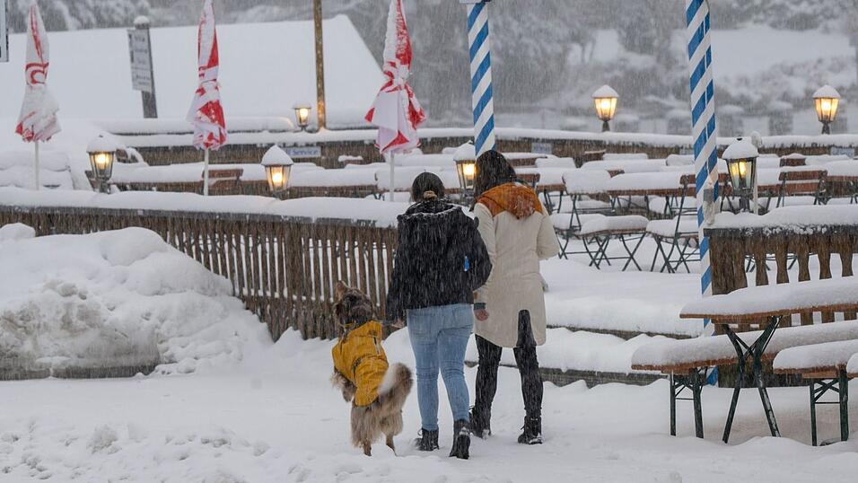 Neuschnee auch in einem Biergarten am Walchensee.