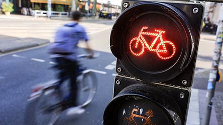 Ein Radfahrer f&auml;hrt bei Rot &uuml;ber eine Fahrradampel. Gerade solche Verst&ouml;&szlig;e - oder auch das Fahren auf dem B&uuml;rgersteig - f&uuml;hren aber zu vergleichsweise wenig Unf&auml;llen, die in die polizeiliche Unfallstatistik eingehen. (Symbolfoto)