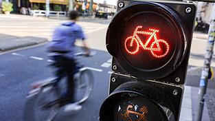 Ein Radfahrer fährt bei Rot über eine Fahrradampel. Gerade solche Verstöße - oder auch das Fahren auf dem Bürgersteig - führen aber zu vergleichsweise wenig Unfällen, die in die polizeiliche Unfallstatistik eingehen. (Symbolfoto) Ein Radfahrer fährt bei Rot über eine Fahrradampel. Gerade solche Verstöße - oder auch das Fahren auf dem Bürgersteig - führen aber zu vergleichsweise wenig Unfällen, die in die polizeiliche Unfallstatistik eingehen. (Symbolfoto)