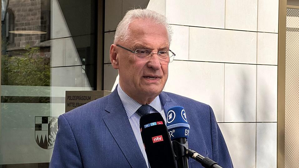 Bayerns Innenminister Joachim Herrmann (CSU) sprach auf einer Pressekonferenz von «Brandanschlägen». Bayerns Innenminister Joachim Herrmann (CSU) sprach auf einer Pressekonferenz von «Brandanschlägen».